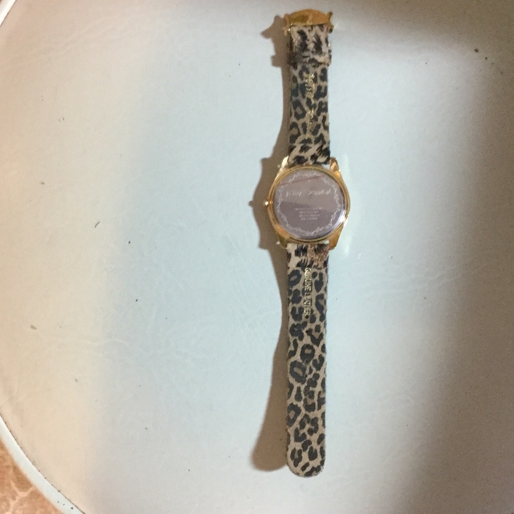 Leopard Print Wristwatch - Picture 3 of 4